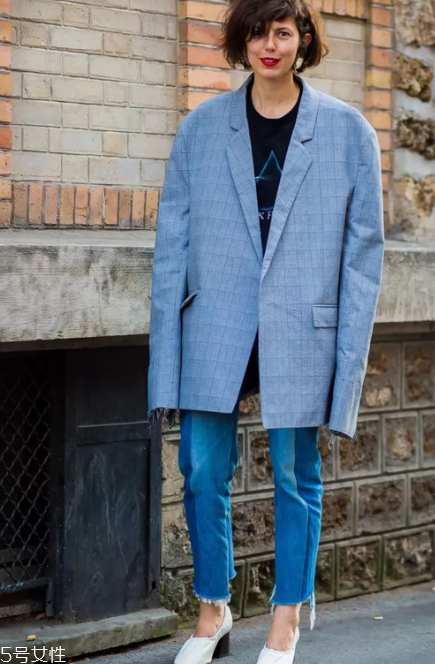 拼色牛仔褲怎么搭配？開春的最火的一條褲子