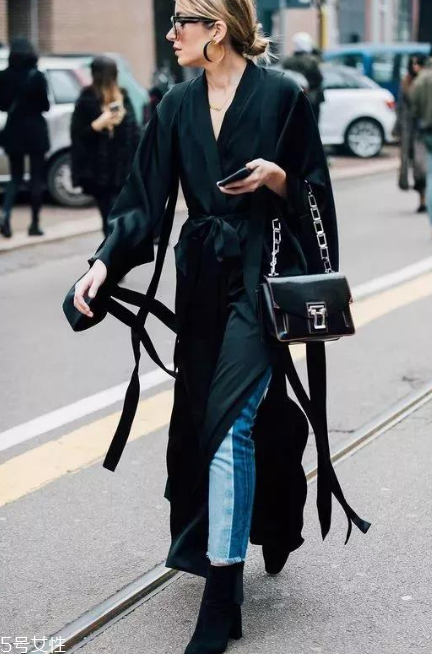 拼色牛仔褲怎么搭配？開春的最火的一條褲子