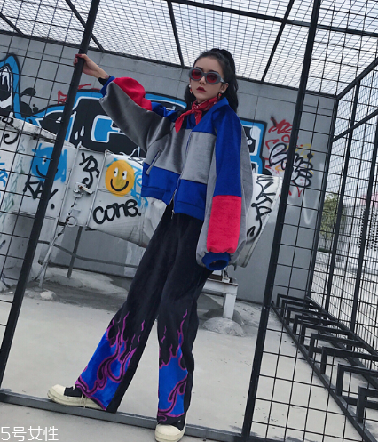 撞色衛(wèi)衣怎么搭配？讓你的日常穿衣潮到爆