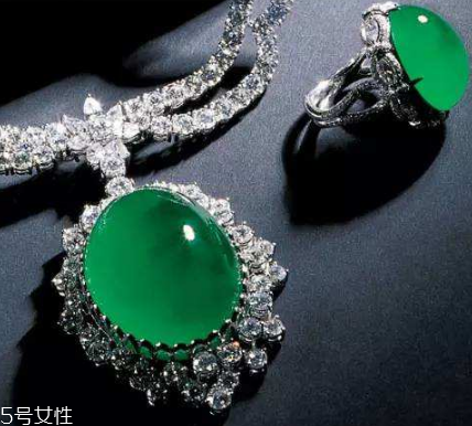 翡翠a貨多少錢？高檔手鐲上千萬(wàn)元