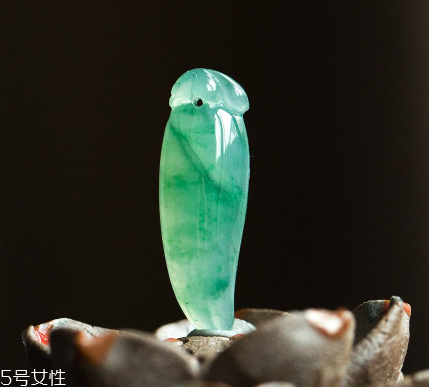 翡翠a貨多少錢？高檔手鐲上千萬(wàn)元