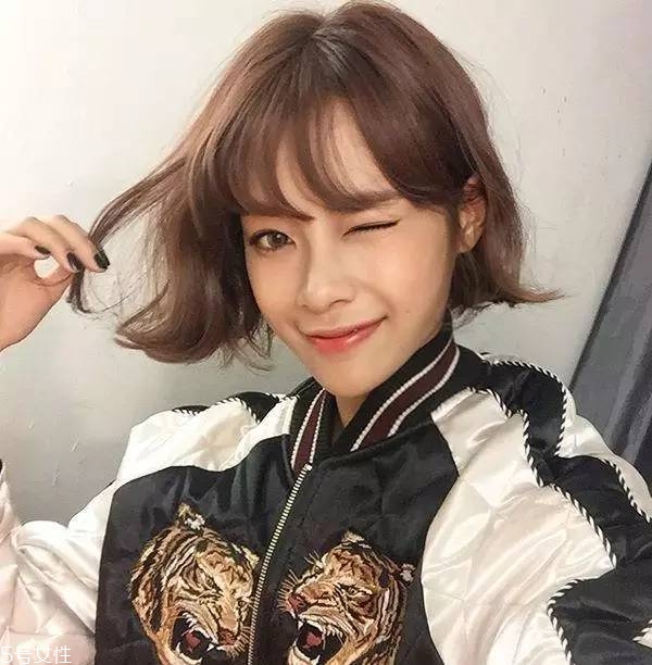 短發(fā)發(fā)尾外翻的發(fā)型怎么弄？誰(shuí)弄誰(shuí)美