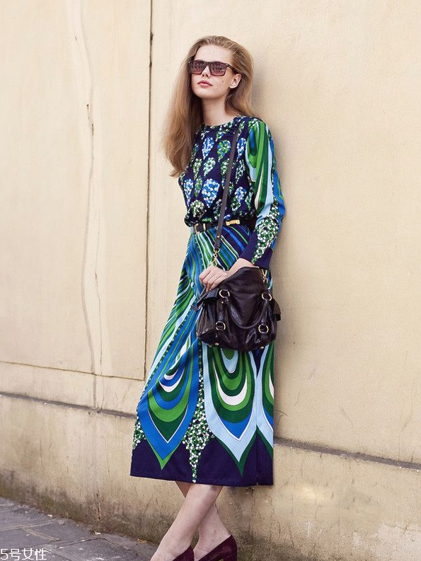 上身瘦下身胖怎么穿衣？穿裙子最遮肉