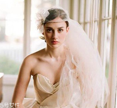 短發(fā)怎么做新娘造型？編發(fā)好看又簡(jiǎn)單