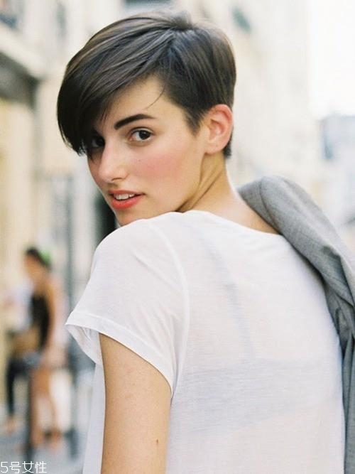 2018最流行的短發(fā)發(fā)型 六款短發(fā)不能錯過的顏色 2018最流行的短發(fā)發(fā)型 六款短發(fā)不能錯過的顏色