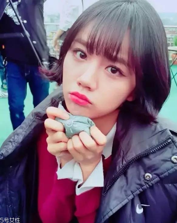 短發(fā)發(fā)尾外翻的發(fā)型怎么弄？誰(shuí)弄誰(shuí)美