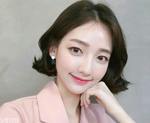 短發(fā)發(fā)尾外翻的發(fā)型怎么弄？誰(shuí)弄誰(shuí)美