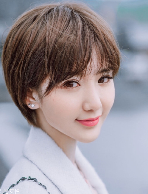 外翹短發(fā)適合什么臉型？再燙內扣你就out了