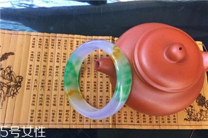 翡翠手鐲怎么看水頭？行家教你這樣挑