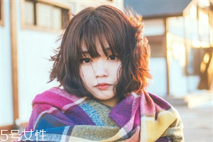 矮個子女生適合什么短發(fā)？氣質(zhì)齊肩卷發(fā)