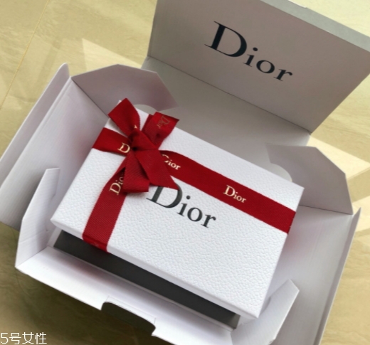 迪奧2018情人節(jié)限量多少錢？love kiss情人節(jié)口紅試色