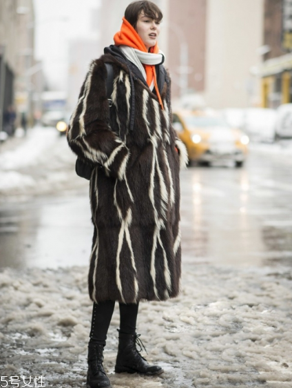 皮草下身搭配什么好看？這個(gè)冬天不怕冷
