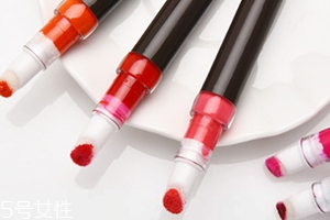 唇蜜可以單獨(dú)使用嗎？搭配其他產(chǎn)品效果更好