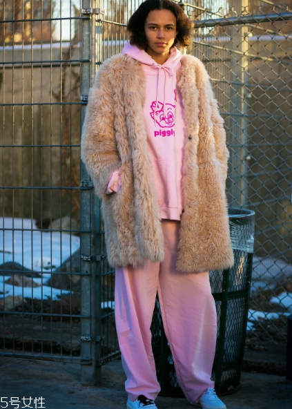 皮草里面搭配什么好看？選對內(nèi)搭是關鍵