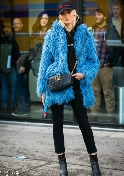 皮草里面搭配什么好看？選對內(nèi)搭是關鍵