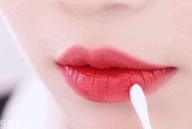 透明唇蜜哪個(gè)牌子好？打造玻璃唇效果