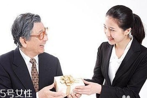 給領(lǐng)導(dǎo)送禮怎么說合適？真誠并且要注意分寸