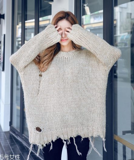 破洞毛衣怎么搭配？隨意不羈的不二選擇