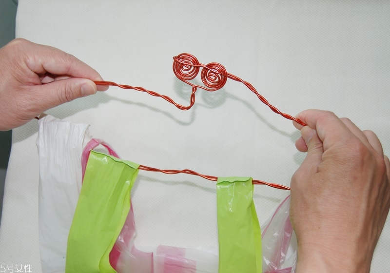 塑料袋收納妙招圖解 4個(gè)收納小技巧 塑料袋收納妙招圖解 4個(gè)收納小技巧