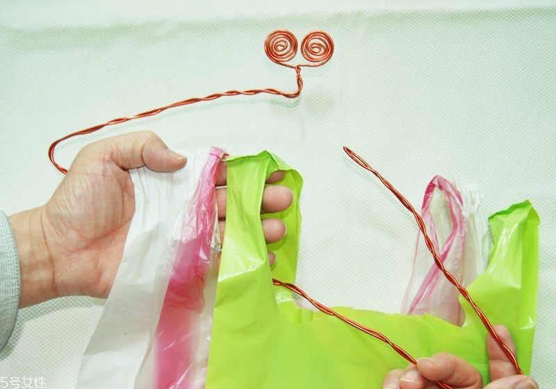 塑料袋收納妙招圖解 4個(gè)收納小技巧 塑料袋收納妙招圖解 4個(gè)收納小技巧