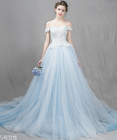 中式秀禾服和西式婚紗哪個(gè)好看？打造完美新娘