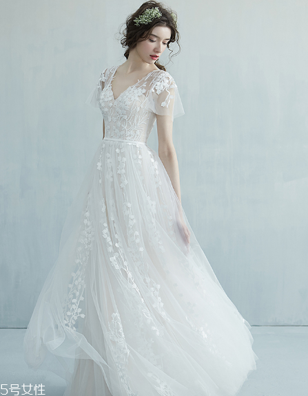 中式秀禾服和西式婚紗哪個(gè)好看？打造完美新娘