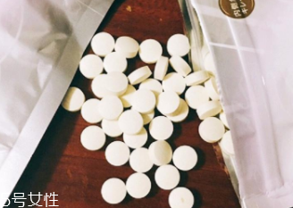 臉上有斑點怎么去除？食療/精華/面膜三管齊下