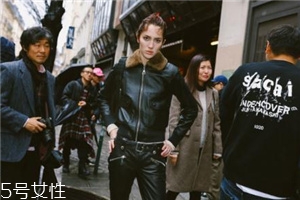皮衣下面搭配什么好看？玩出個性混搭風