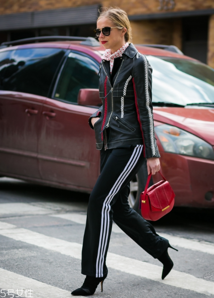 皮衣下面搭配什么好看？玩出個性混搭風