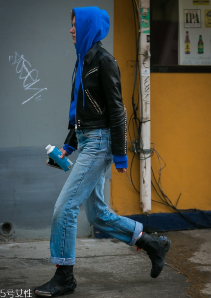 皮衣下面搭配什么好看？玩出個性混搭風