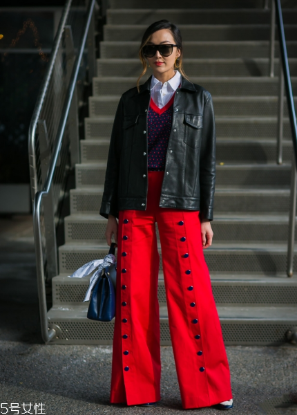 皮衣下面搭配什么好看？玩出個性混搭風