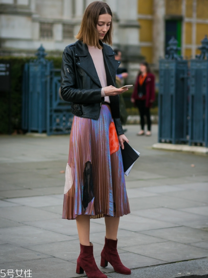 皮衣下面搭配什么好看？玩出個性混搭風