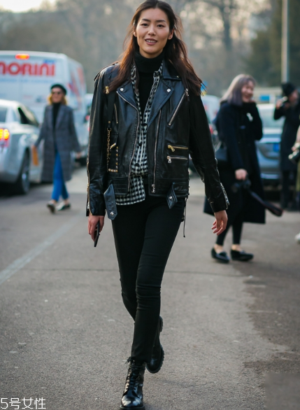 皮衣下面搭配什么好看？玩出個性混搭風