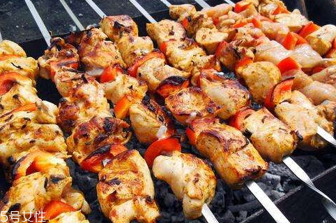 微波爐烤肉串要多長時間 幾分鐘即可 微波爐烤肉串要多長時間 幾分鐘即可