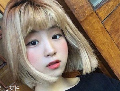 短頭發(fā)染什么顏色好看洋氣顯白？短發(fā)這樣弄好看又大方