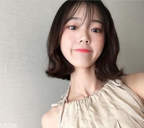 外翹短發(fā)適合什么臉型？再燙內扣你就out了