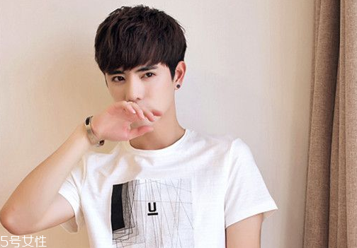 2018男生流行發(fā)型名稱 2018年男生短發(fā)發(fā)型圖片 2018男生流行發(fā)型名稱 2018年男生短發(fā)發(fā)型圖片