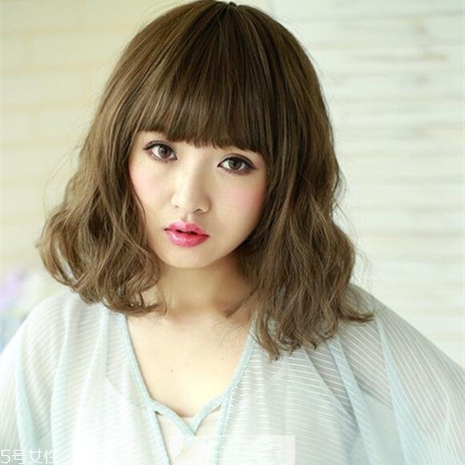 矮個子女生適合什么短發(fā)？氣質(zhì)齊肩卷發(fā)
