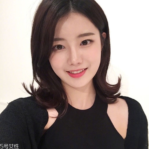 矮個子女生適合什么短發(fā)？氣質(zhì)齊肩卷發(fā)