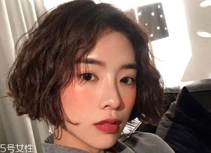 短發(fā)波波頭怎么樣好看 知性又輕熟的韓式中分短發(fā) 短發(fā)波波頭怎么樣好看 知性又輕熟的韓式中分短發(fā)