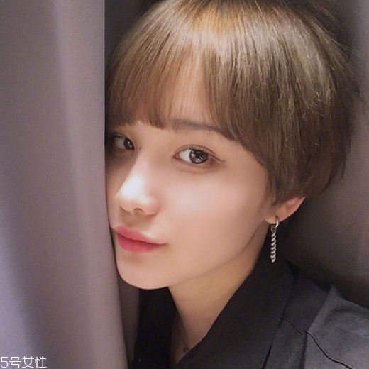 女生發(fā)質(zhì)軟適合什么發(fā)型？胖圓臉顯瘦發(fā)型參考