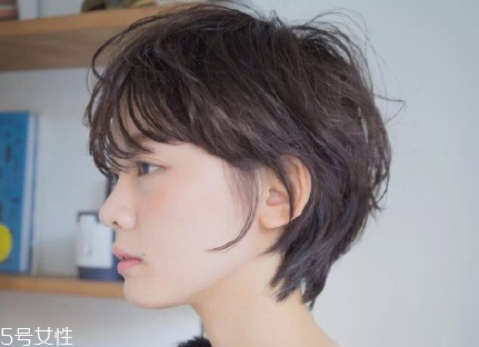 短頭發(fā)染什么顏色好看洋氣顯白？短發(fā)這樣弄好看又大方