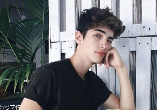 2018男生流行發(fā)型名稱 2018年男生短發(fā)發(fā)型圖片 2018男生流行發(fā)型名稱 2018年男生短發(fā)發(fā)型圖片