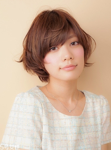 發(fā)量多女生適合什么發(fā)型？形象百變的你