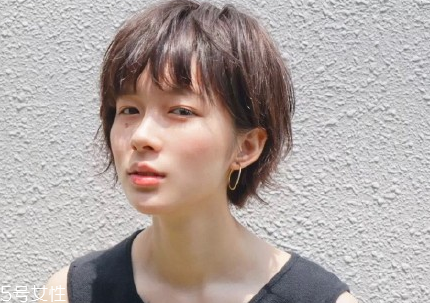 短頭發(fā)染什么顏色好看洋氣顯白？短發(fā)這樣弄好看又大方