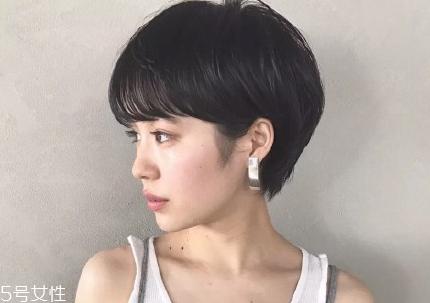 短頭發(fā)染什么顏色好看洋氣顯白？短發(fā)這樣弄好看又大方