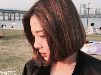 短頭發(fā)染什么顏色好看洋氣顯白？短發(fā)這樣弄好看又大方