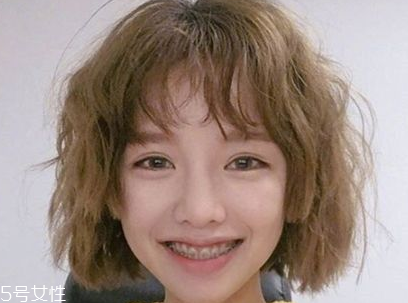 短頭發(fā)染什么顏色好看洋氣顯白？短發(fā)這樣弄好看又大方