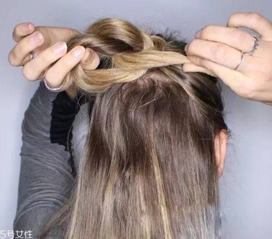 女生冬天長(zhǎng)發(fā)怎么編好看？長(zhǎng)發(fā)妹紙才懂得的痛