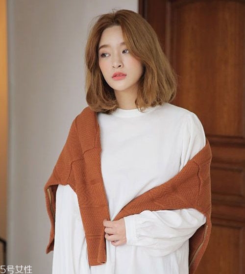 小波浪卷發(fā)怎么打理？焦糖色頭發(fā)超百搭